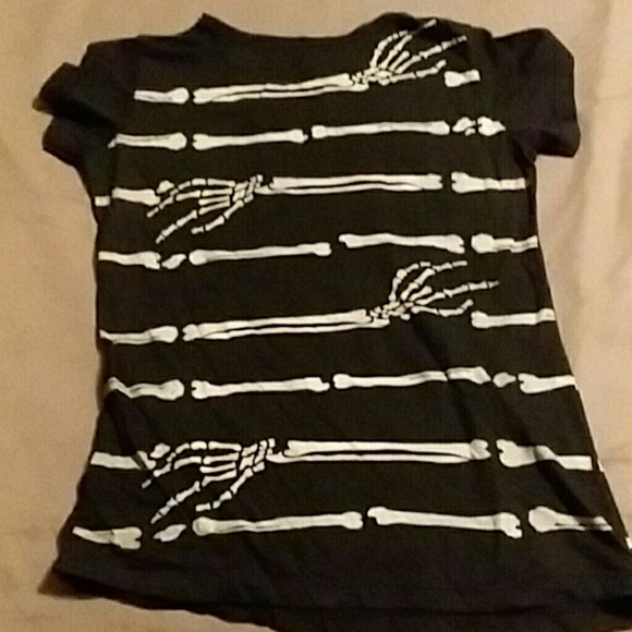 Skeleton arms and hands tee *relist* - Picture 3 of 3